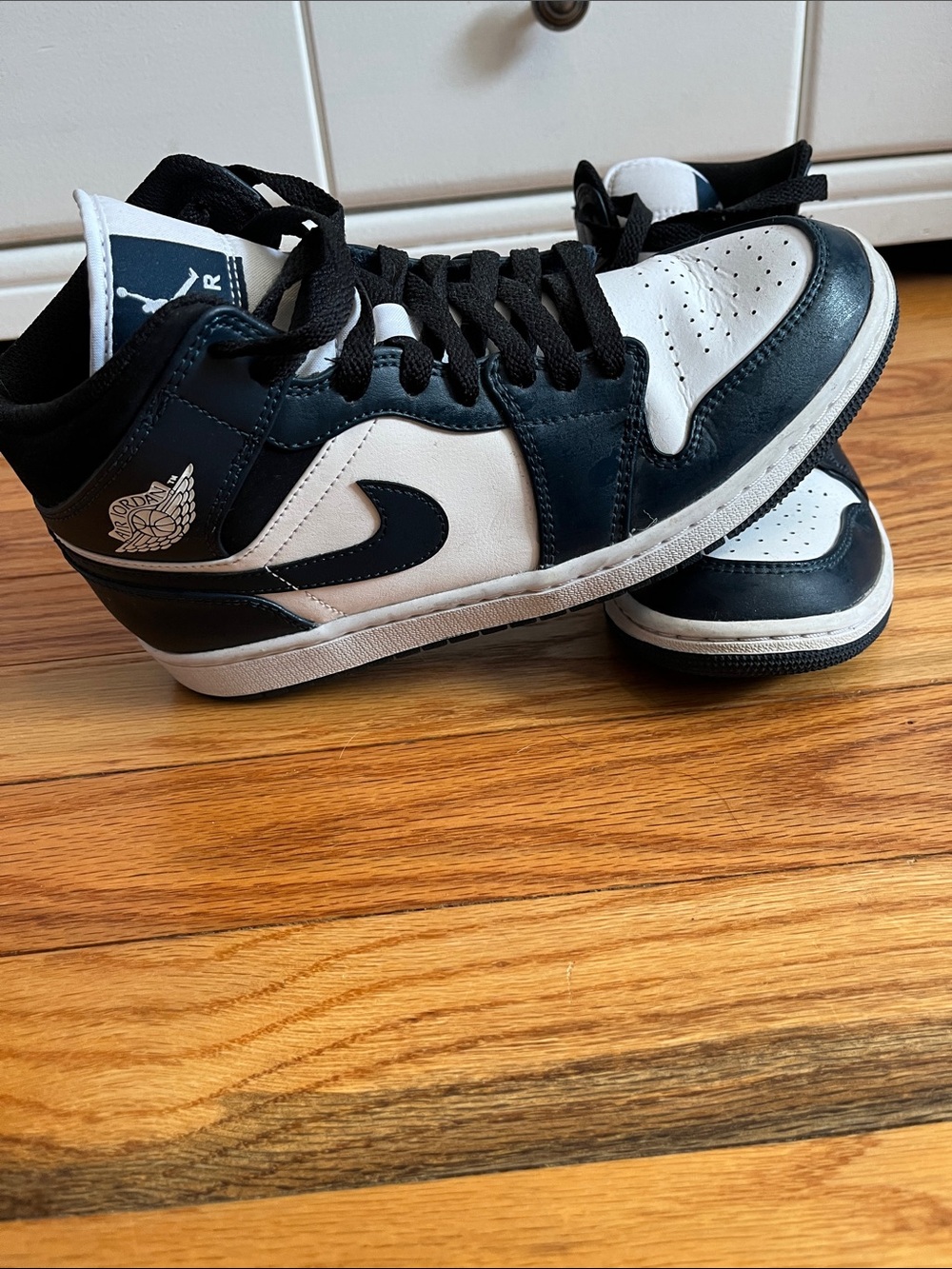 Nike Men's navy and White Mid-Top Sneakers air Jordan ones